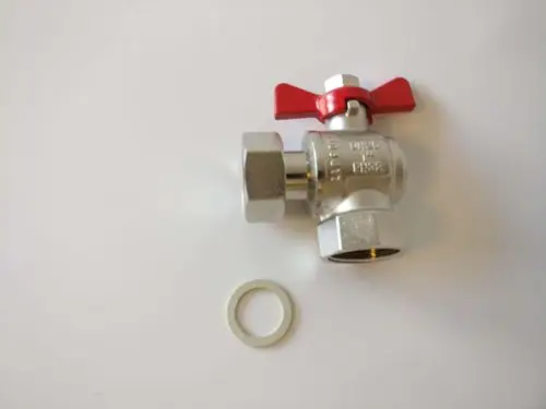 Eck-Kugelhahn von Remeha mit rotem Hebel, montierbar mit einem Innengewinde und einem Überwurf, liegend auf einer neutralen Oberfläche. Ein Dichtungsring befindet sich daneben.